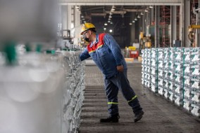 الإمارات العالمية للألمنيوم تعيد تشغيل 25% من خلايا الصهر في مصهر الطويلة