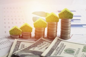 الدولار قرب أعلى مستوى في 8 أيام بعد بيانات التضخم الأمريكية