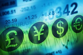 الدولار قرب أعلى مستوى في أسبوعين مع تزايد توقعات رفع سعر الفائدة