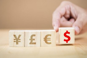 الدولار يتراجع إلى أدنى مستوى في 10 أيام
