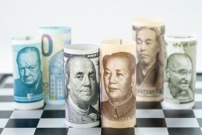 الدولار يتراجع بعد تباطؤ التضخم في أمريكا