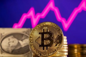 بتكوين تتجاوز 70 ألف دولار خلال تعاملات نهاية الأسبوع