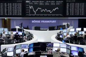 الأسهم الأمريكية تتراجع... والأوروبية قرب مستويات قياسية