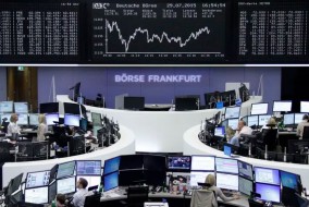 الأسهم الأوروبية تقلص خسائرها بنهاية الأسبوع
