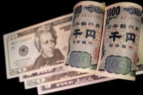 الين يتراجع إلى مستوى التدخل عند 160 مقابل الدولار