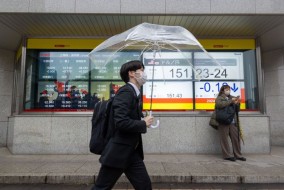 وزير المالية الياباني يعزو تراجع الين إلى المضاربات