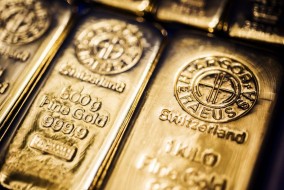 أسعار الذهب تسجل أرقاما قياسية جديدة قرب 2160 دولاراً