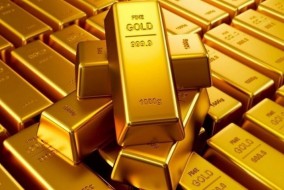 أسعار الذهب تتمسك بمستوياتها فوق 2100 دولار
