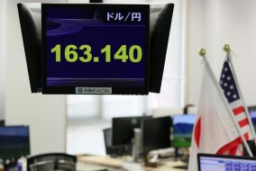 الين يتراجع لأدنى مستوى منذ 1986 فوق 163 مقابل الدولار