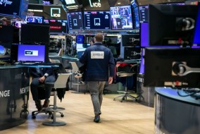 الأسهم الأمريكية تغلق منخفضة بعد قرار تثبيت سعر الفائدة