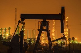 المخاوف من انحسار الطلب على الوقود تهبط بأسعار النفط