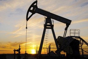 أسعار النفط تتراجع مع توقع زيادة الإمدادات العالمية