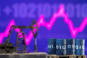 أسعار النفط تتراجع مع توقعات انخفاض الطلب