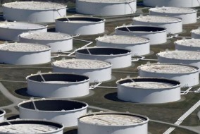أسعار النفط ترتفع بعد انخفاض مفاجئ في مخزونات الخام الأمريكية