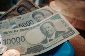 الين يقفز دون مستوى 158 مقابل الدولار وسط شكوك حول تدخل السلطات