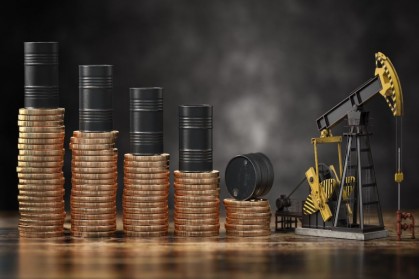 أسعار النفط تتراجع أكثر من 4% لأدنى مستوياتها منذ مارس