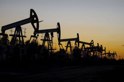 أسعار النفط تتخلى عن مكاسبها متراجعة 1%