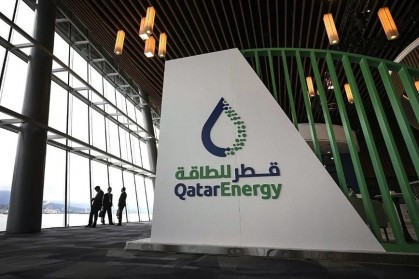 قطر للطاقة تمدد تعليق تسليم شحنات غاز لـ